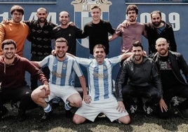 Unai Azkarate, en el centro, con un grupo de amigos.