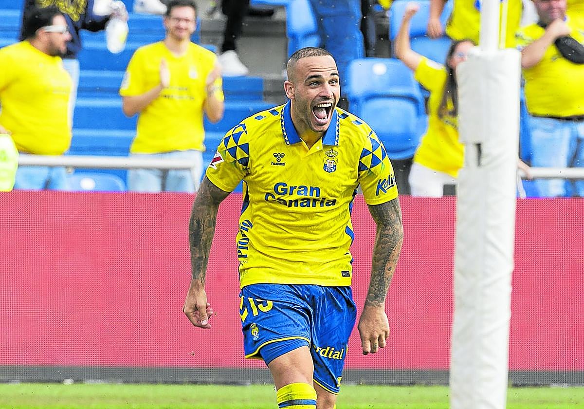 El exrealista Sandro Ramírez celebrauno de los dos goles que marcó lasemana pasada al Real Valladolid.