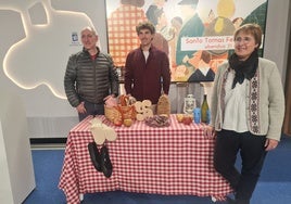 El concejal Jon Insausti (centro) junto a Juan Luis Unzurrunzaga y Gurutze Telleria (Gero Axular Dantza Taldea), en la presentación de la feria.