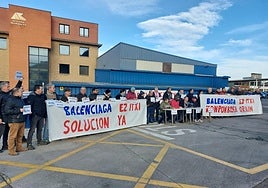 Trabajadores de Balenciaga, este viernes frente a Astilleros Balenciaga.