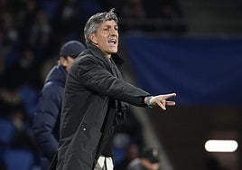 Imanol Alguacil corrige la posición de sus jugadores.