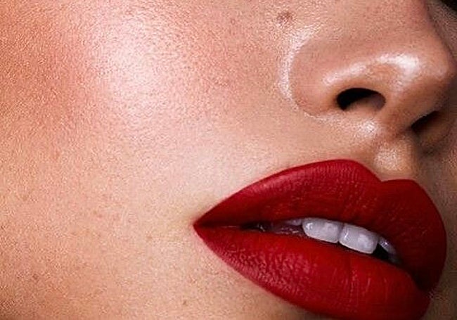 Labios con labial rojo intenso