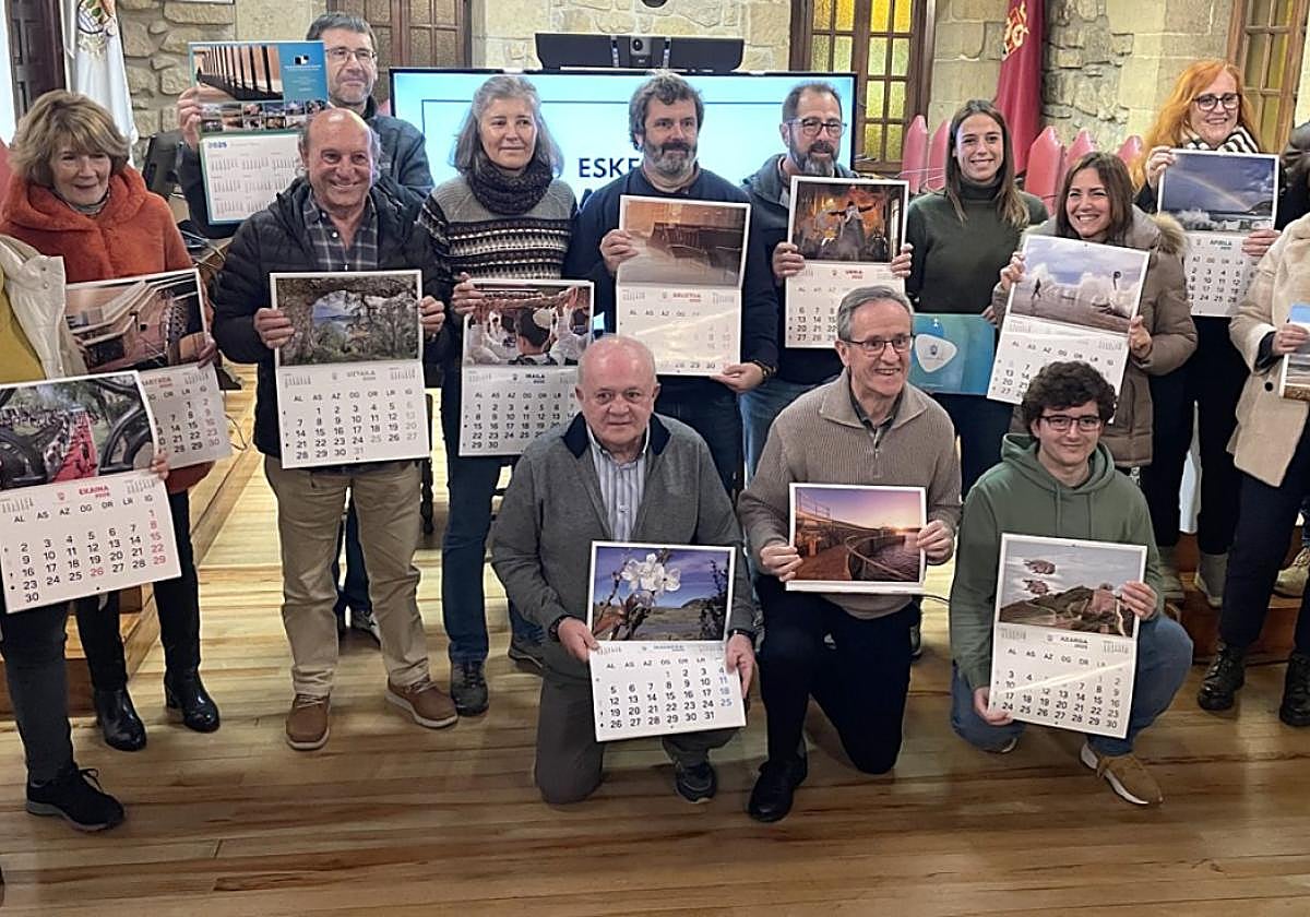 Los autores de las fotografías que ilustran el calendario de Zarautz 2025 junto con Leire Arana.