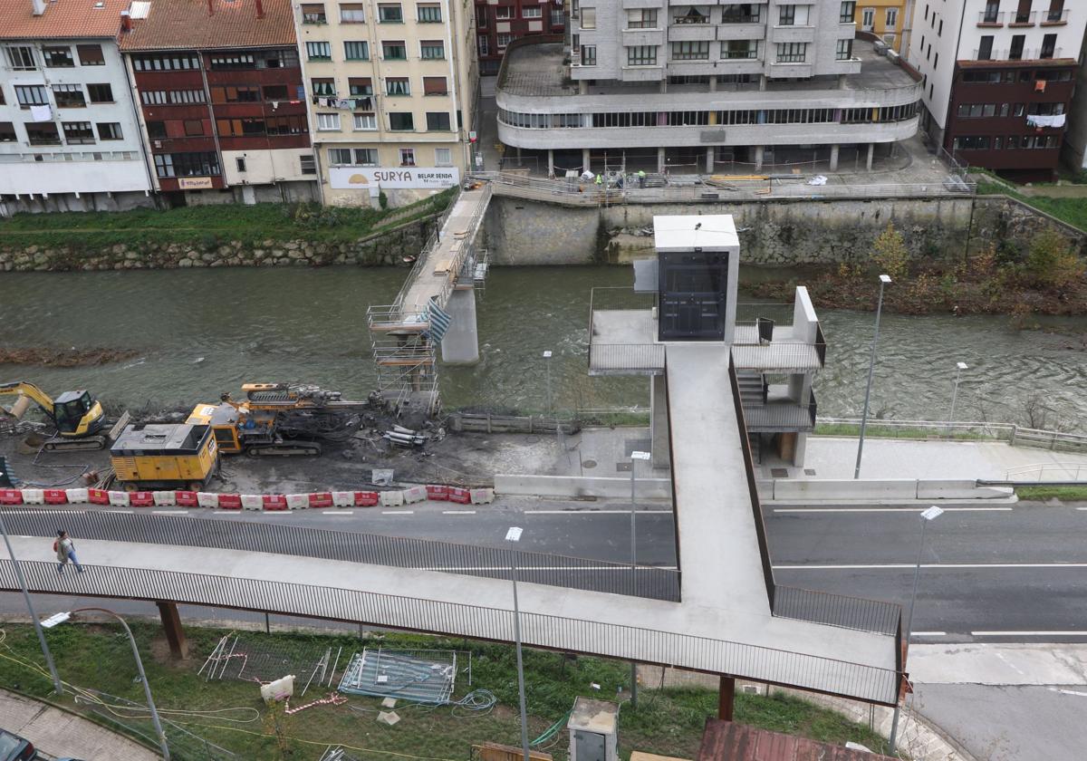 Vista de las obras para remodelar de manera integral el puente de Urazandi