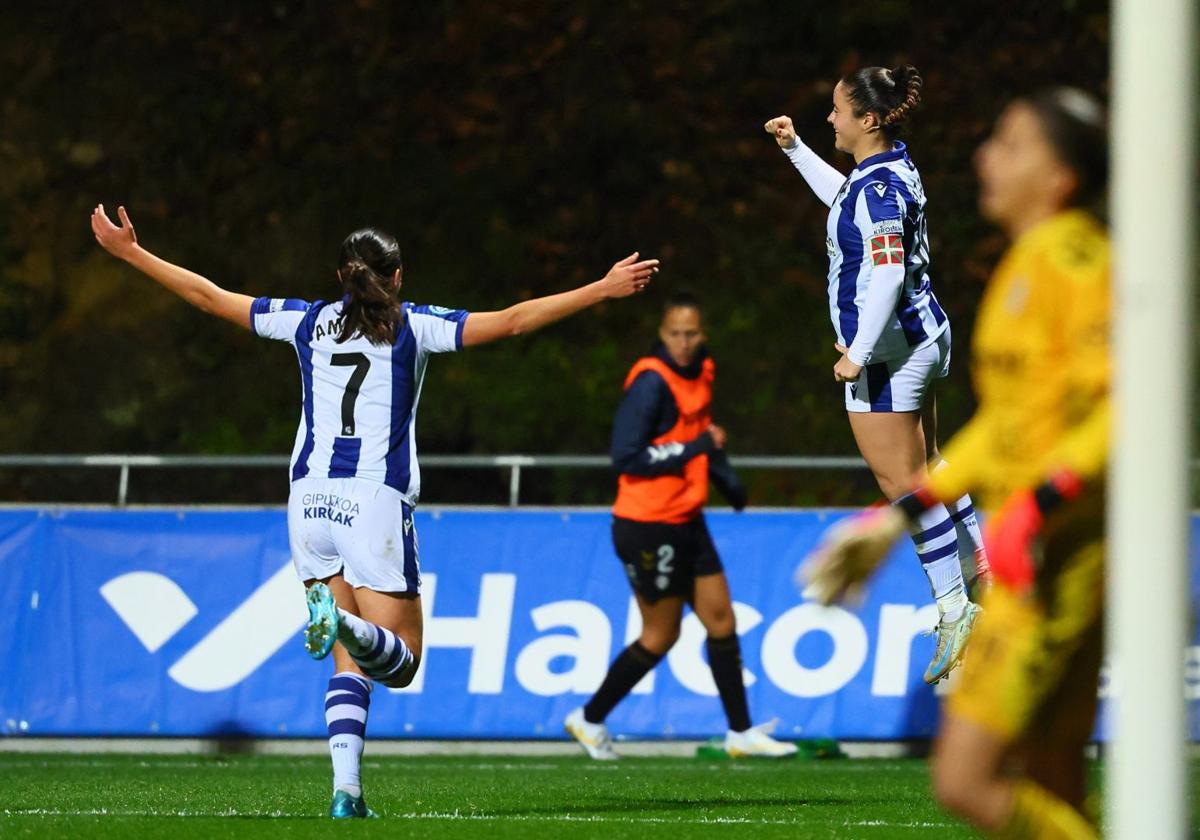 Amaiur corre a abrazar a Nerea Eizagirre tras el gol de la número 10 en la victoria ante el Tenerife.