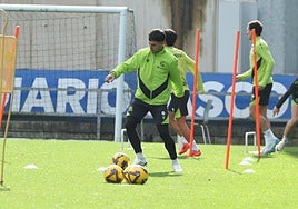 Zubimendi conduce el esférico durante el entrenamiento de este sábado