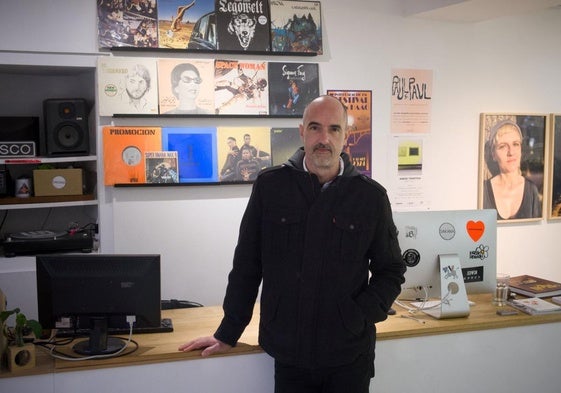 Mikel, en Sakana. ¿La galería de arte? Sí, pero también tienda de discos.