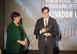 El President de la Generalitat, Salvador Illa, recibiendo uno de los premios de la Fundación Ramón Rubial, este sábado en Donostia.