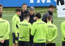 Imanol Alguacil, en el corrillo previo al entrenamiento de este sábado en Zubieta.