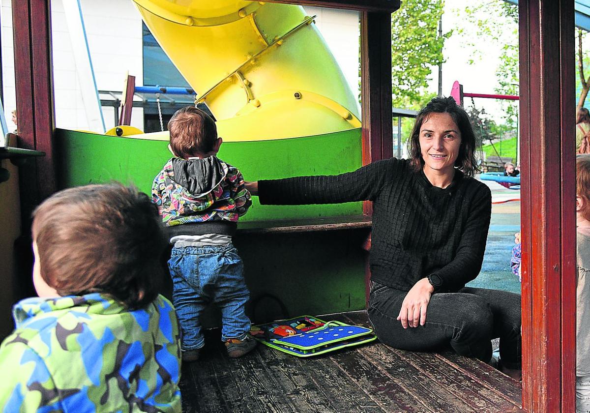 Nora Iñurrita posa con su hija pequeña y varios niños de la ikastola.