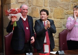 Iribar, emocionado, tras recibir la medalla y el ramo de flores de parte del alcalde de Zarautz.