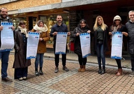 Representantes municipales y del sector servicios en la presentación.