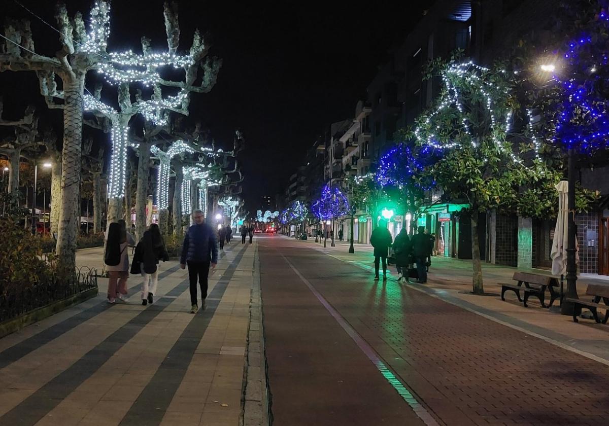 Las luces navideñas adornan ya las calles beasaindarras a la espera de la llegada de las fiestas.