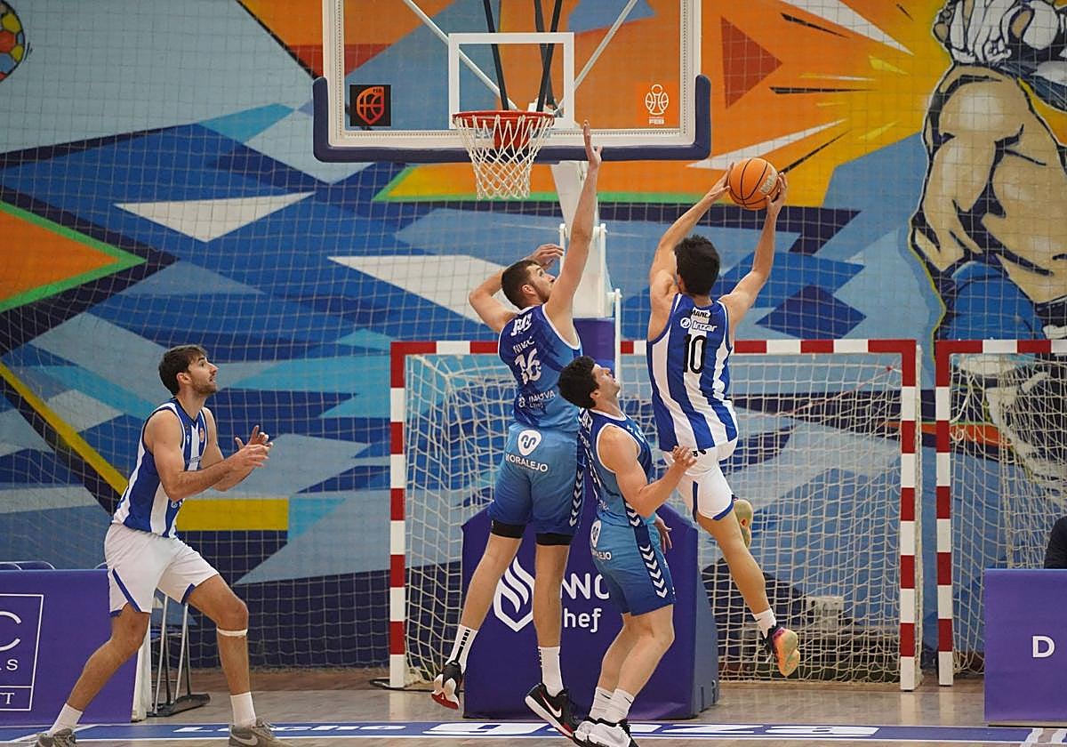 Manex Ansorregi entra a canasta ante la oposición de Nikic.