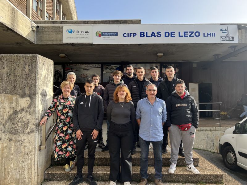 Pasaiako Udaleko ordezkariak eta Itsas Eskolako arduradun, irakasle eta ikasleak.