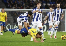 Mata cae ante Zubimendi en un lance del partido entre la Real y Las Palmas.