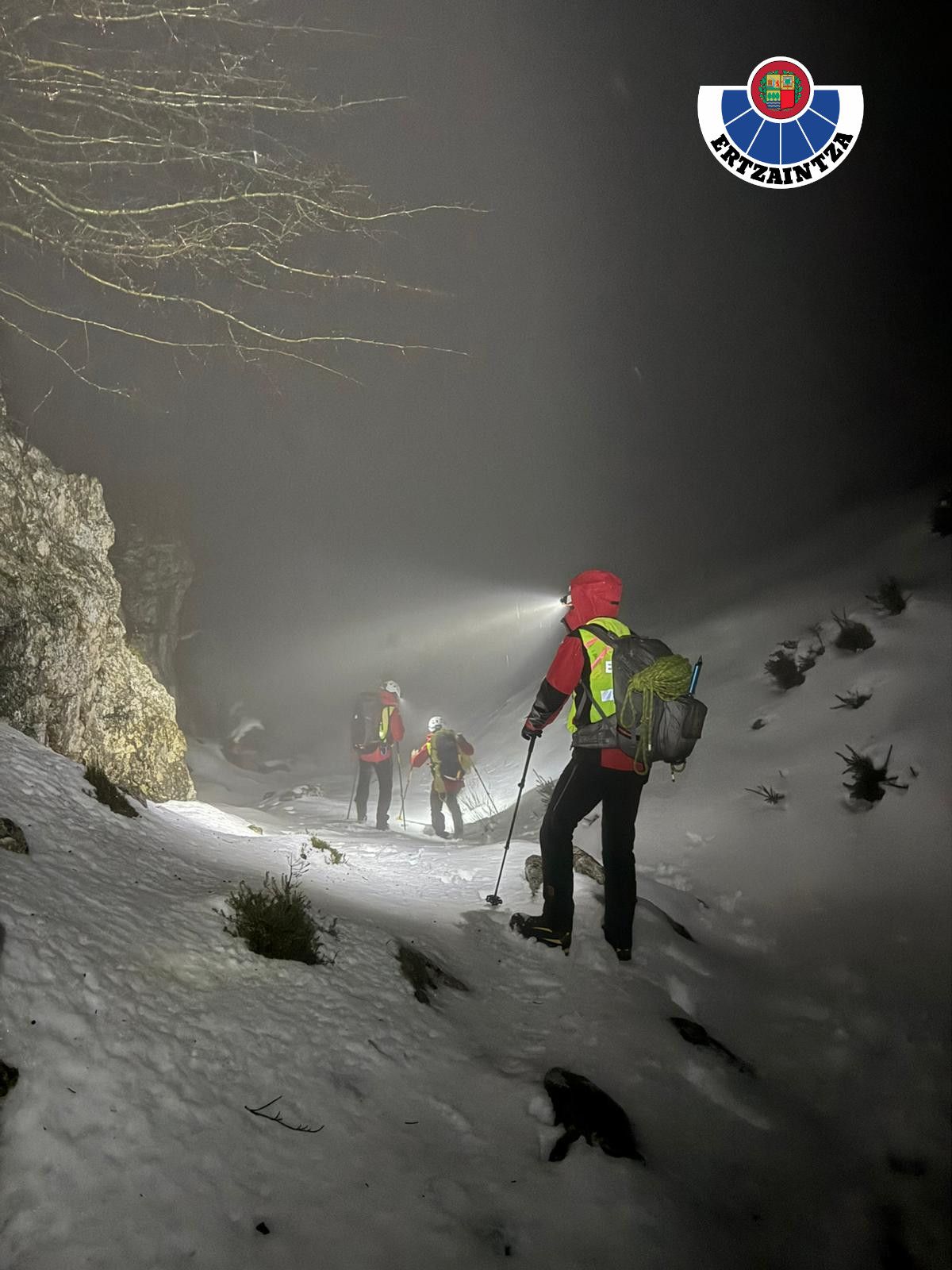 Imagen principal - La Ertzaintza rescata a dos montañeros holandeses perdidos en el Gorbea