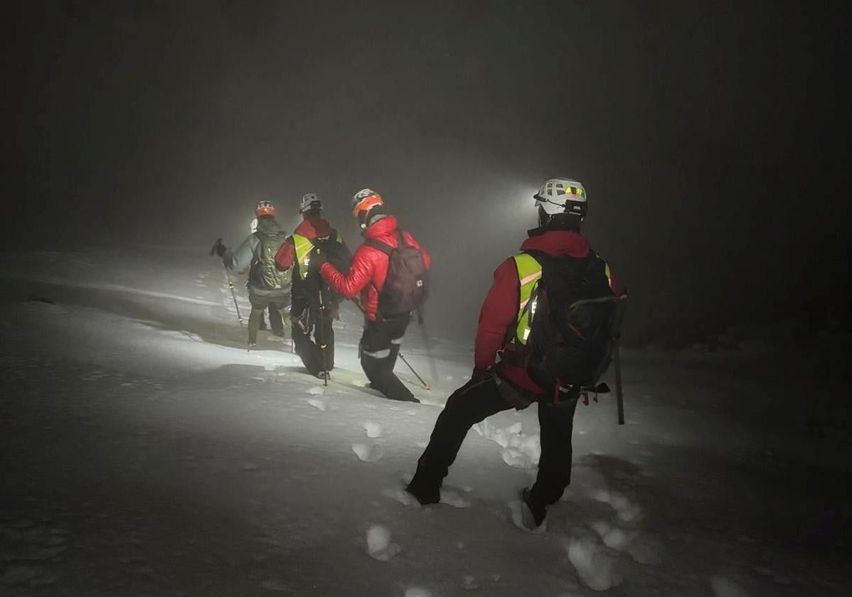 Efectivos de la Unidad de Vigilancia y Rescate, durante la operación en el Gorbea.