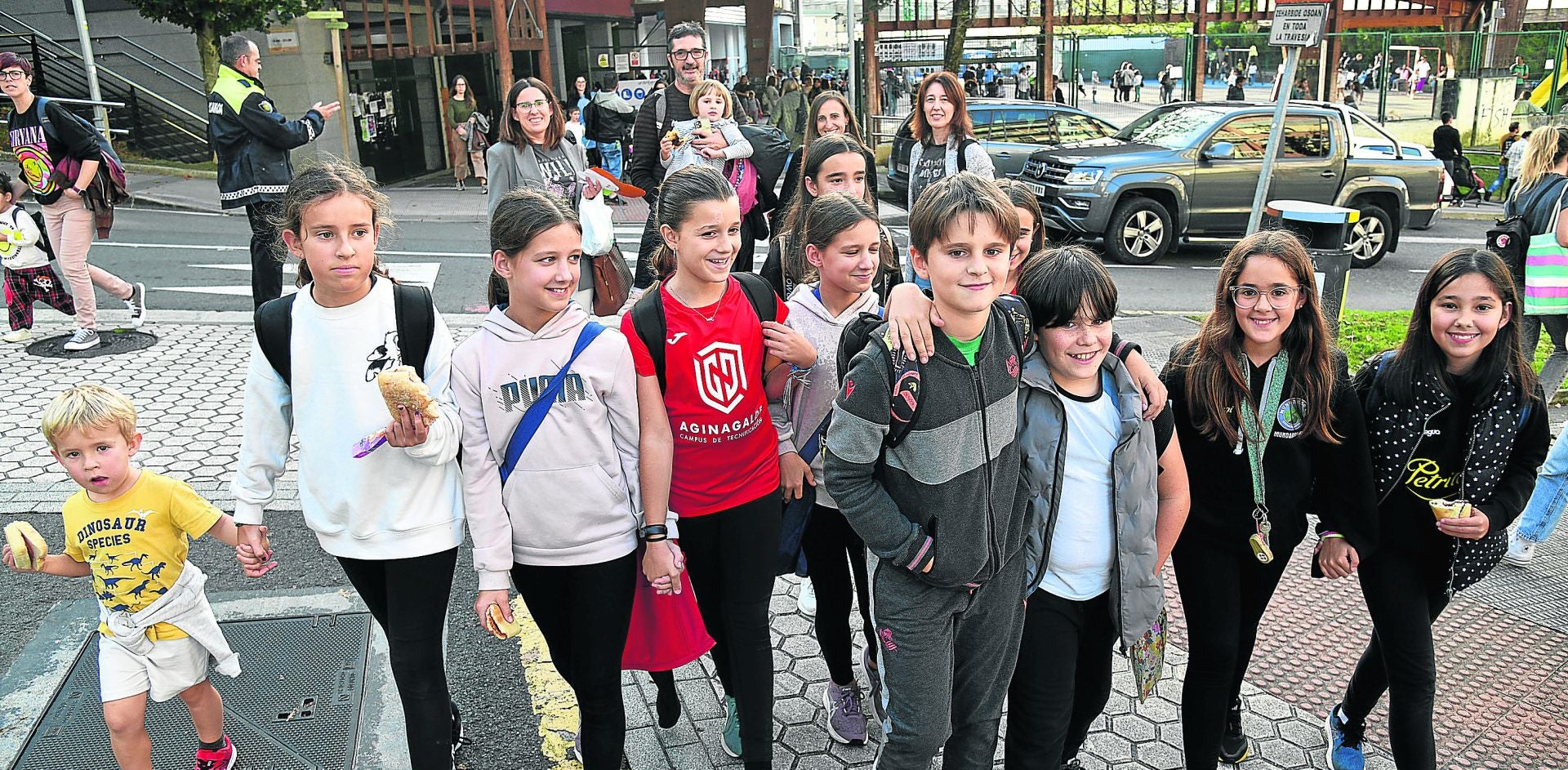 Izaskun, María, Guillermo y Zuriñe, al fondo de la foto, con sus hijos y varios amigos de la ikastola.