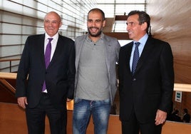 Javier Echenique (d), junto al presidente del Banco Sabadell, Josep Oliu, y Pep Guardiola, durante el acto de fusión del Banco Guipuzcoano con Sabadell en 2011 en el Kursaal.