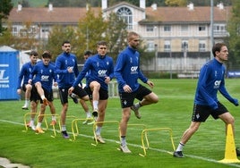 La plantilla del Eibar, durante un entrenamiento.