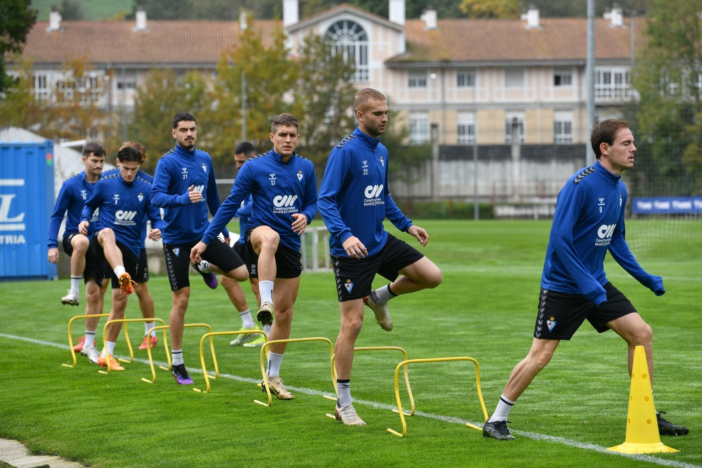 La plantilla del Eibar, durante un entrenamiento.