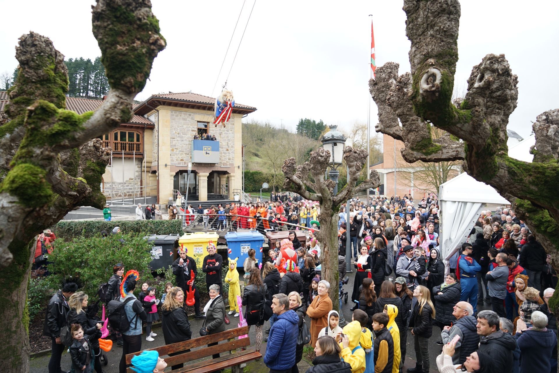 Imagen de la bajada del Axari que inaugura las fiestas de San Blas