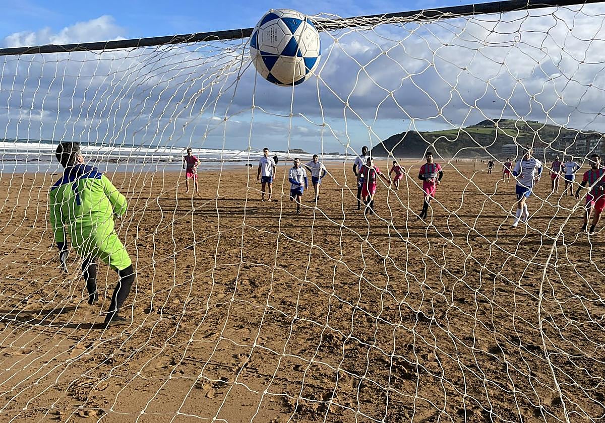 Ulacia Bidaiak taldeak penalti honekin irabazi zion Kosta Hortz Klinika taldeari lider jarraitzeko.