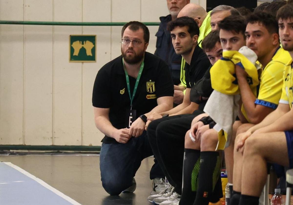 Alex Mozas, siguiendo desde el banquillo el último partido del Bidasoa Irun.