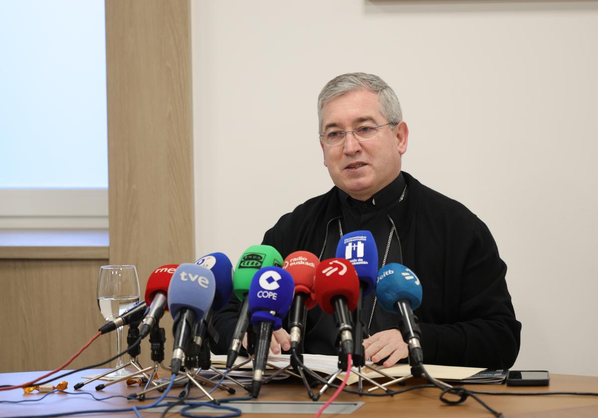 Fernando Prado, obispo de San Sebastián, durante su comparecencia al cumplirse dos años de su Obispado.