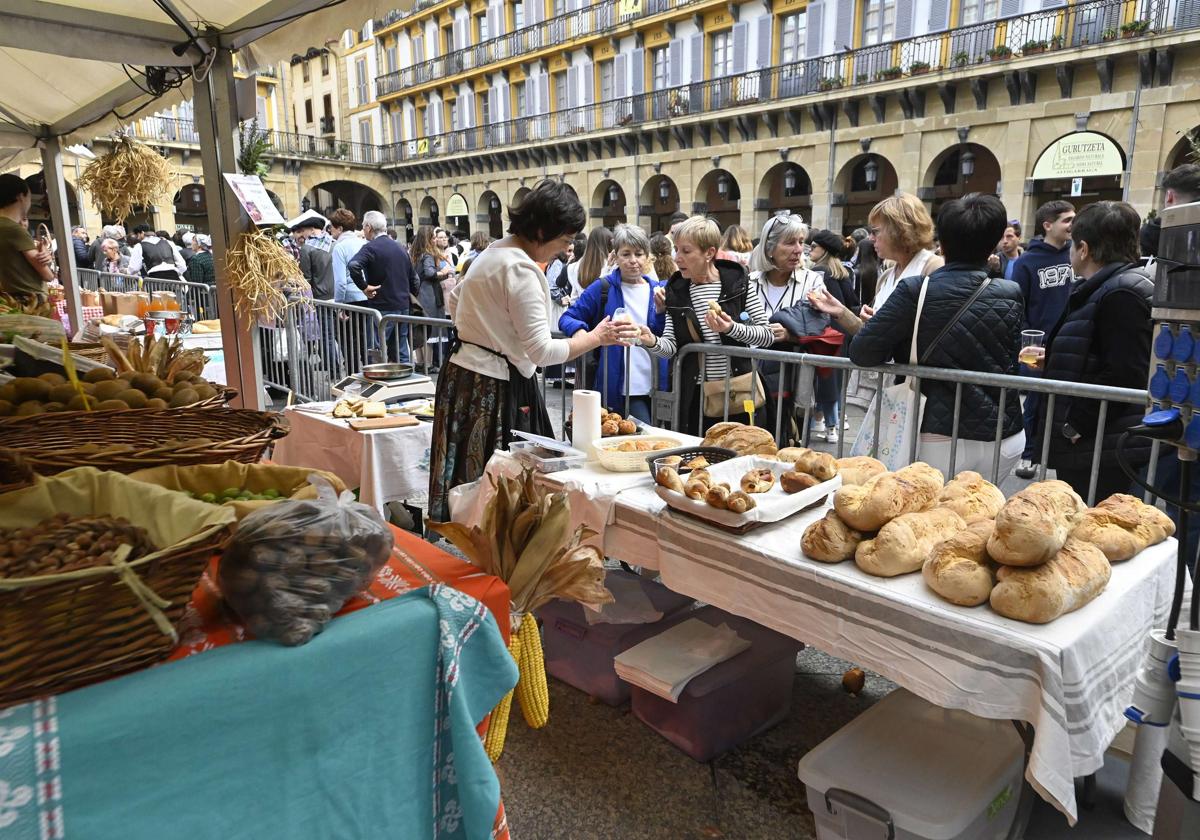 Puesto de pan en la Plaza de la Constitución en el día de Santo Tomás en 2022.