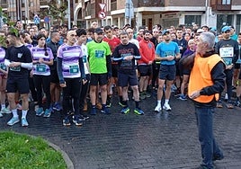 Últimas instrucciones a los participantes en la línea de salida.
