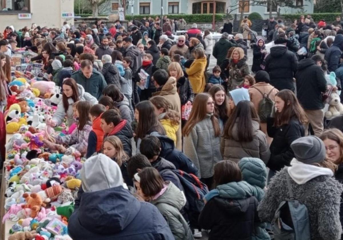 Multitudinaria apertura del mercadillo de Haztegi, al que acompañaron diversas actuaciones y Martín Pipas.