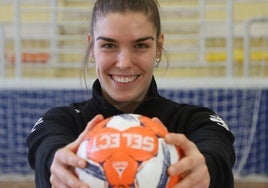 Anne Erauskin, sonriente, posa este martes con un balón en Bidebieta.