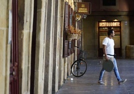 Un hombre de origen extranjero trabaja en un establecimiento hostelero de San Sebastián.