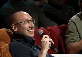 El bonito gesto de David Broncano con un espectador con problemas de memoria: «¿Quieres venir todos los días?»