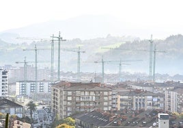 Varias grúas en unos edificios en construcción en Zarautz.