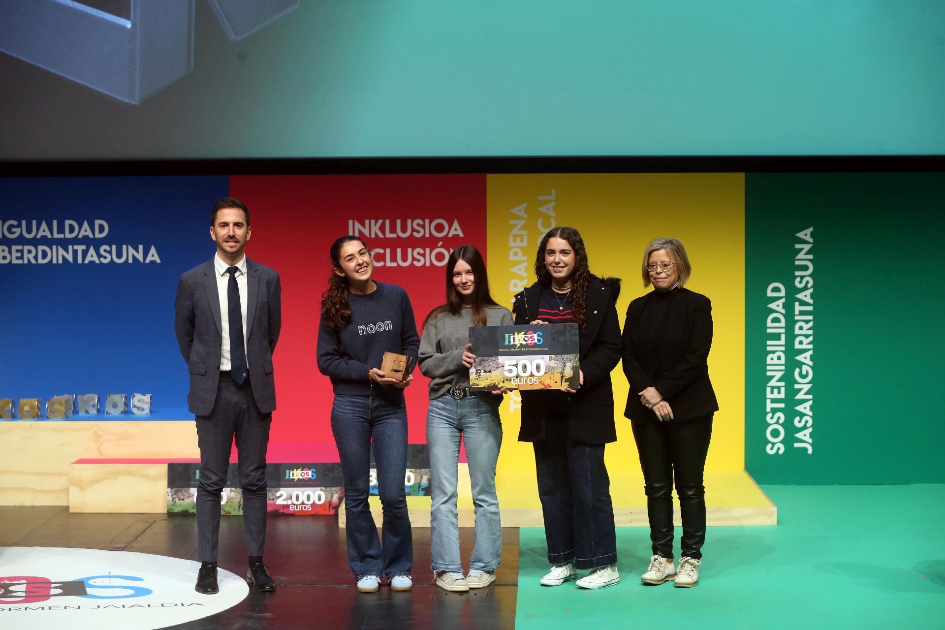 Jone Castillo, Uxue Cruz y Naroa Soto / Berdintasuna bultzatuz. Las tres reciben el premio EKOS Populares en la modalidad Audiovisual de manos de Jaime Iglesias Sánchez-Cervera, comisionado especial para la Economía Social del Ministerio de Trabajo y Economía Social, y Carmen Comos, directora de CEPES.