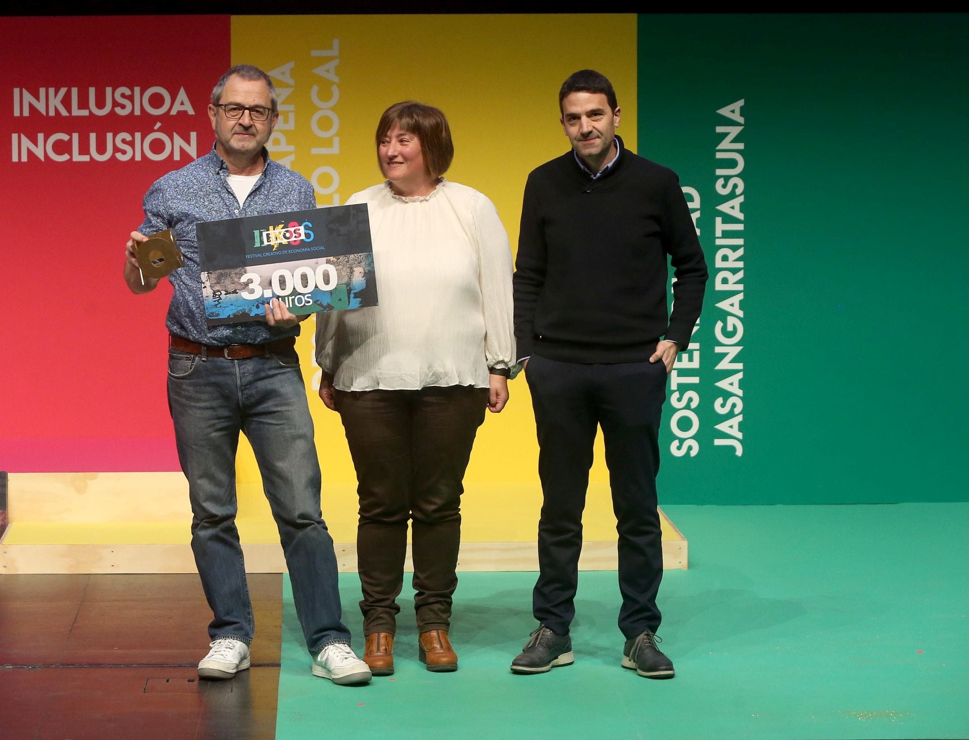 Miguel Alfredo Hernández / Gure eskuetan. Pablo Moratalla, coordinador de EHLABE, y Maite Uribarren, presidenta de Gizatea, hacen entrega del premio al vencedor del EKOS de Oro en la categoría Público General Audiovisual.