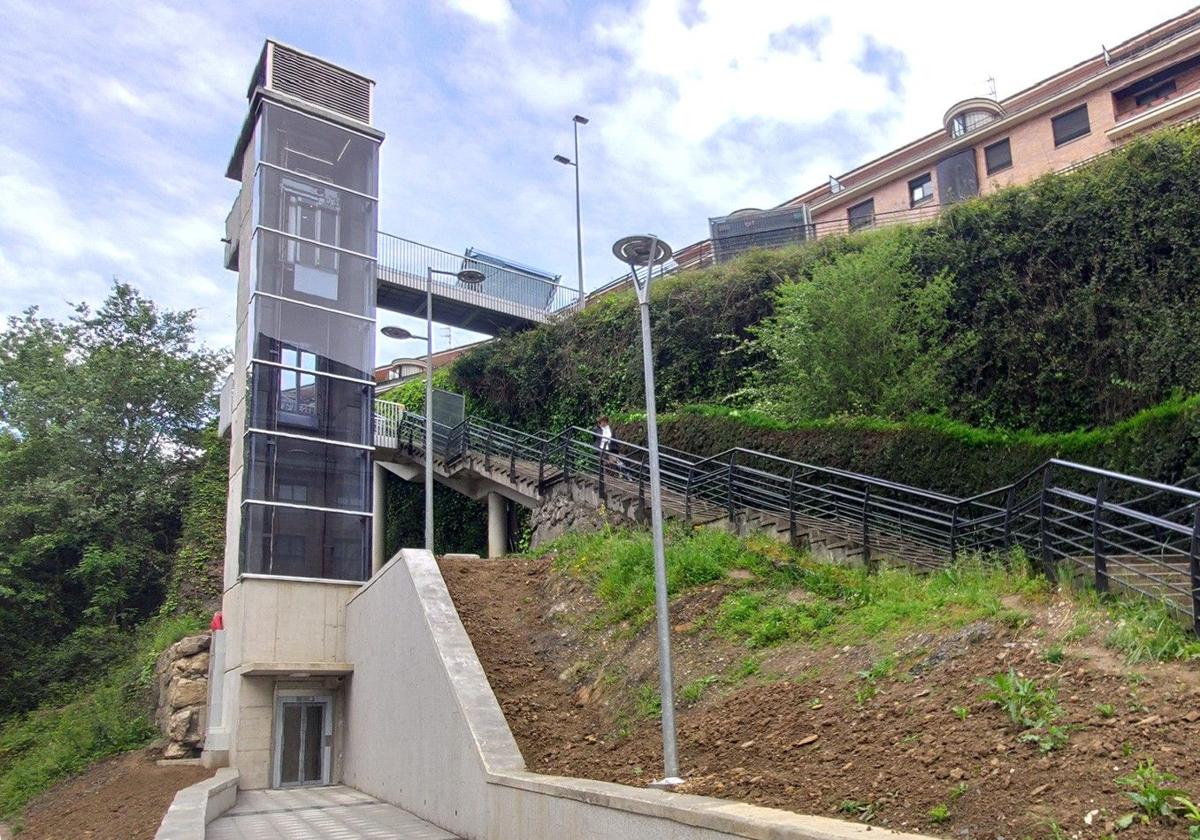 Vista del ascensor público que conecta la calle San Roke con Ermuaranbide