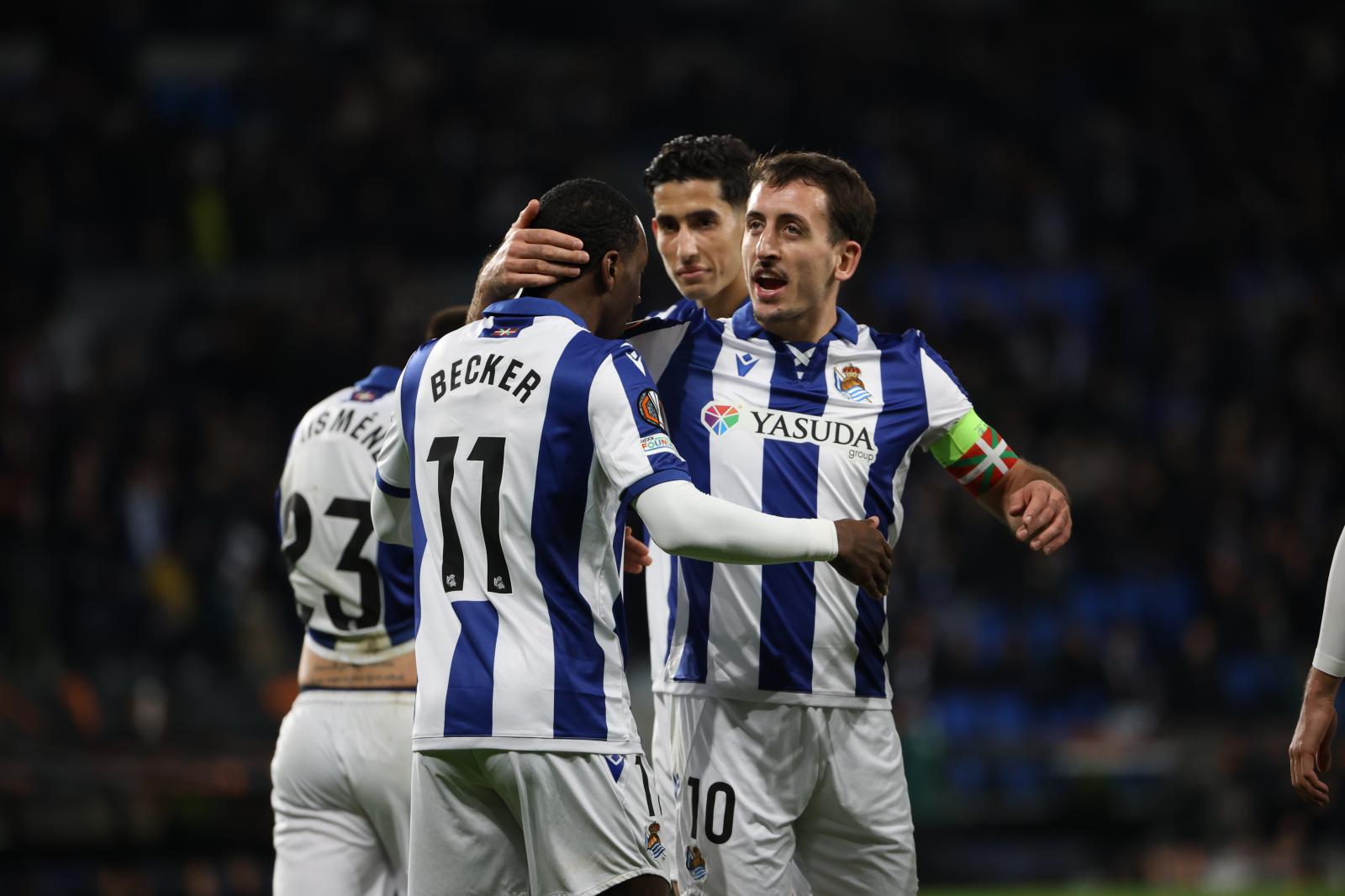 Los jugadores de la Real celebran el gol de Becker al Barcelona