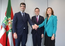 El consejero de Industria, Mikel Jauregi, escoltado por Jon Ansoleaga Ugarte, nuevo directo de SPRI, y Cristina Oyon, nueva directora adjunta.