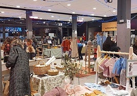 Herriko sortzaileek eskulanak balioan ipini dituzte beste behin egindako azokan