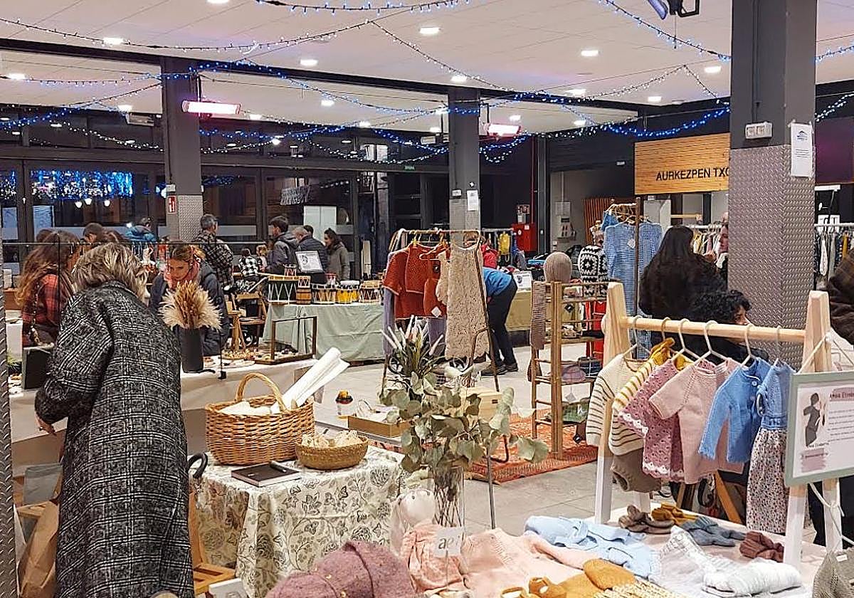 Herriko sortzaileek eskulanak balioan ipini dituzte beste behin egindako azokan