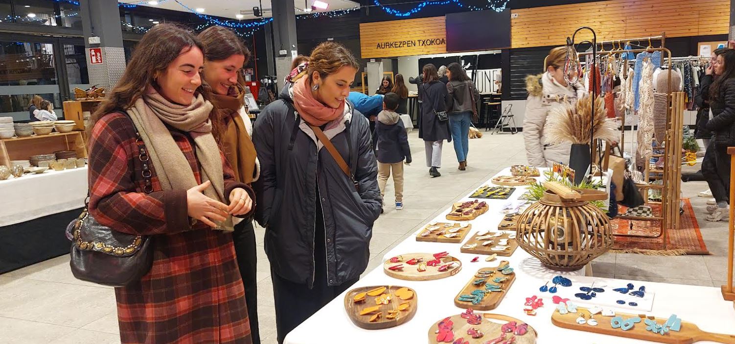 Herriko sortzaileek eskulanak balioan ipini dituzte beste behin egindako azokan