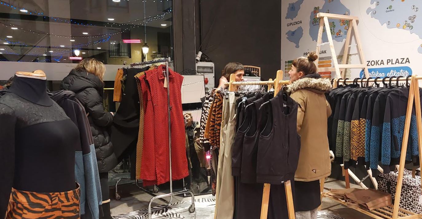 Herriko sortzaileek eskulanak balioan ipini dituzte beste behin egindako azokan