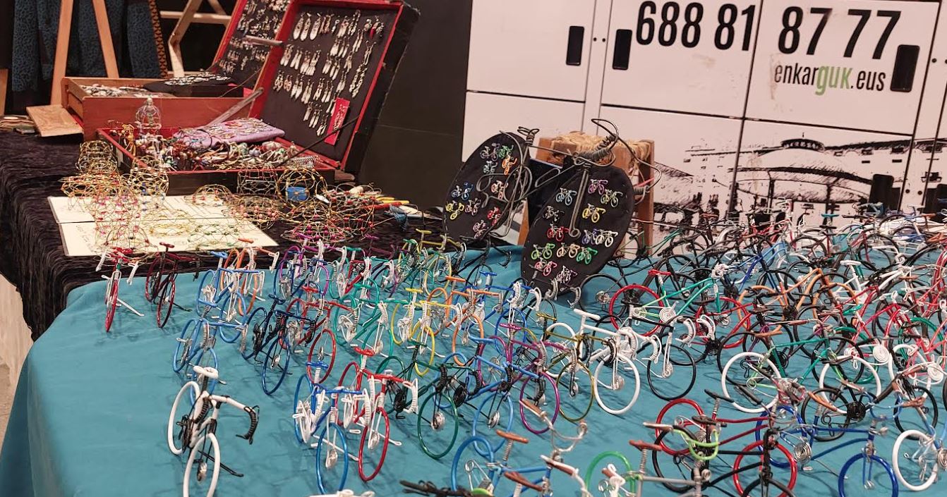 Herriko sortzaileek eskulanak balioan ipini dituzte beste behin egindako azokan