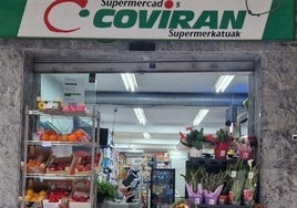 Fachada del supermercado Coviran en la calle Correos de Tolosa.