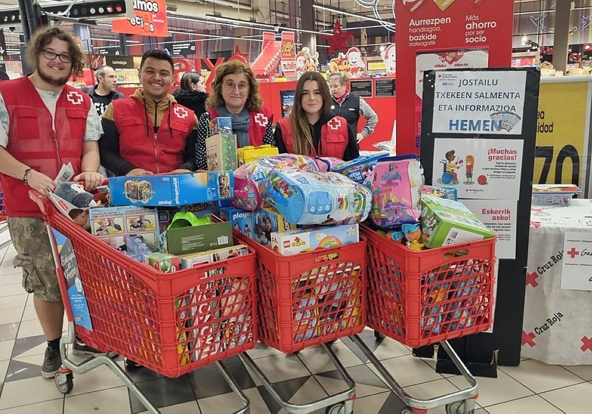 Voluntarios durante una anterior recolecta de juguetes en Eroski.