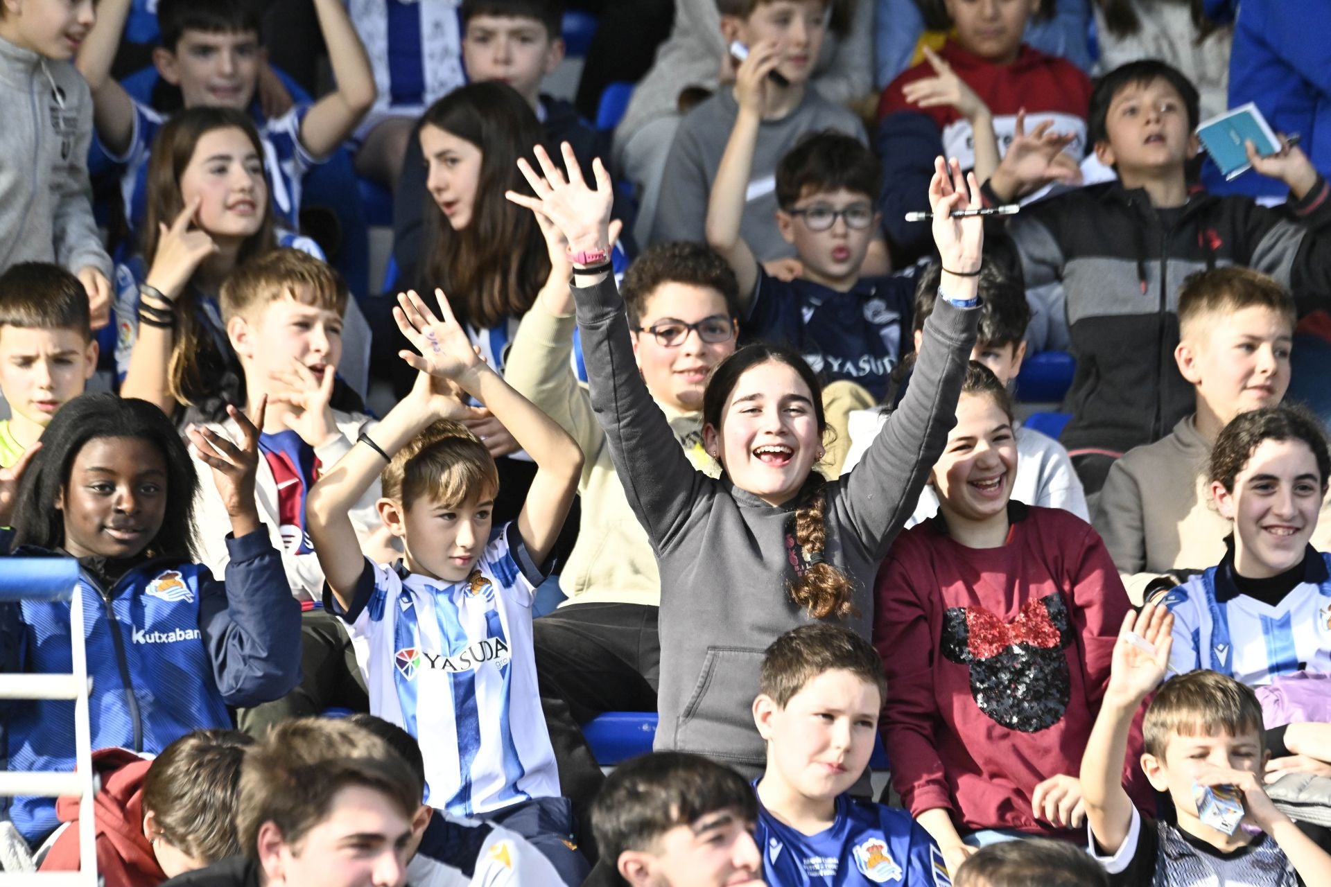 900 jóvenes arropan a la Real en Tolosa